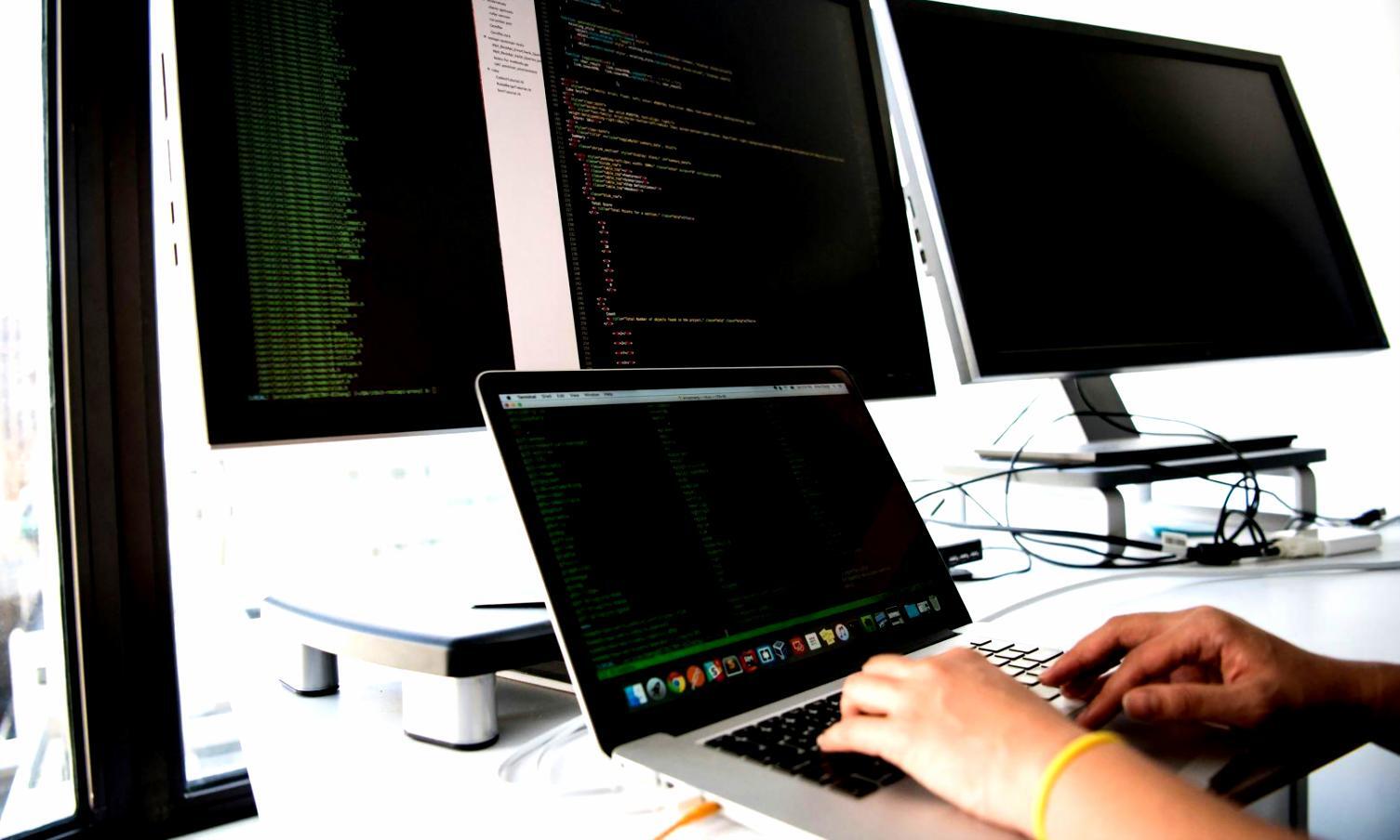 Profesionales trabajando en estrategias financieras personalizadas
